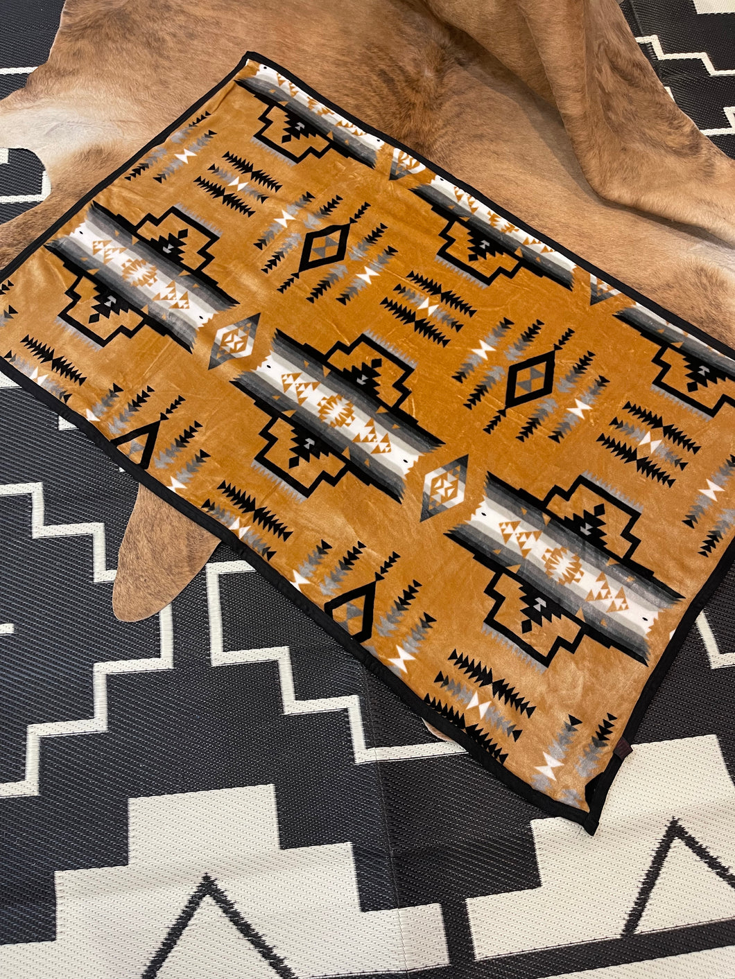 Buckskin BW/ BW Aztec Blanket